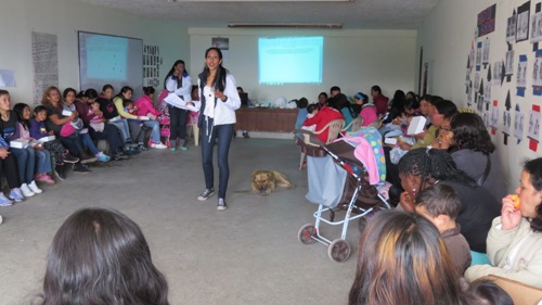 Foto de mujer exponiendo